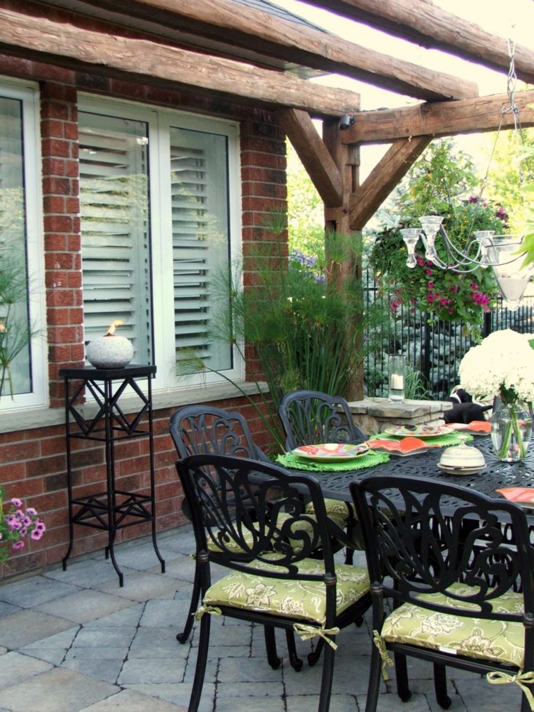Backyard interlock patio dining space